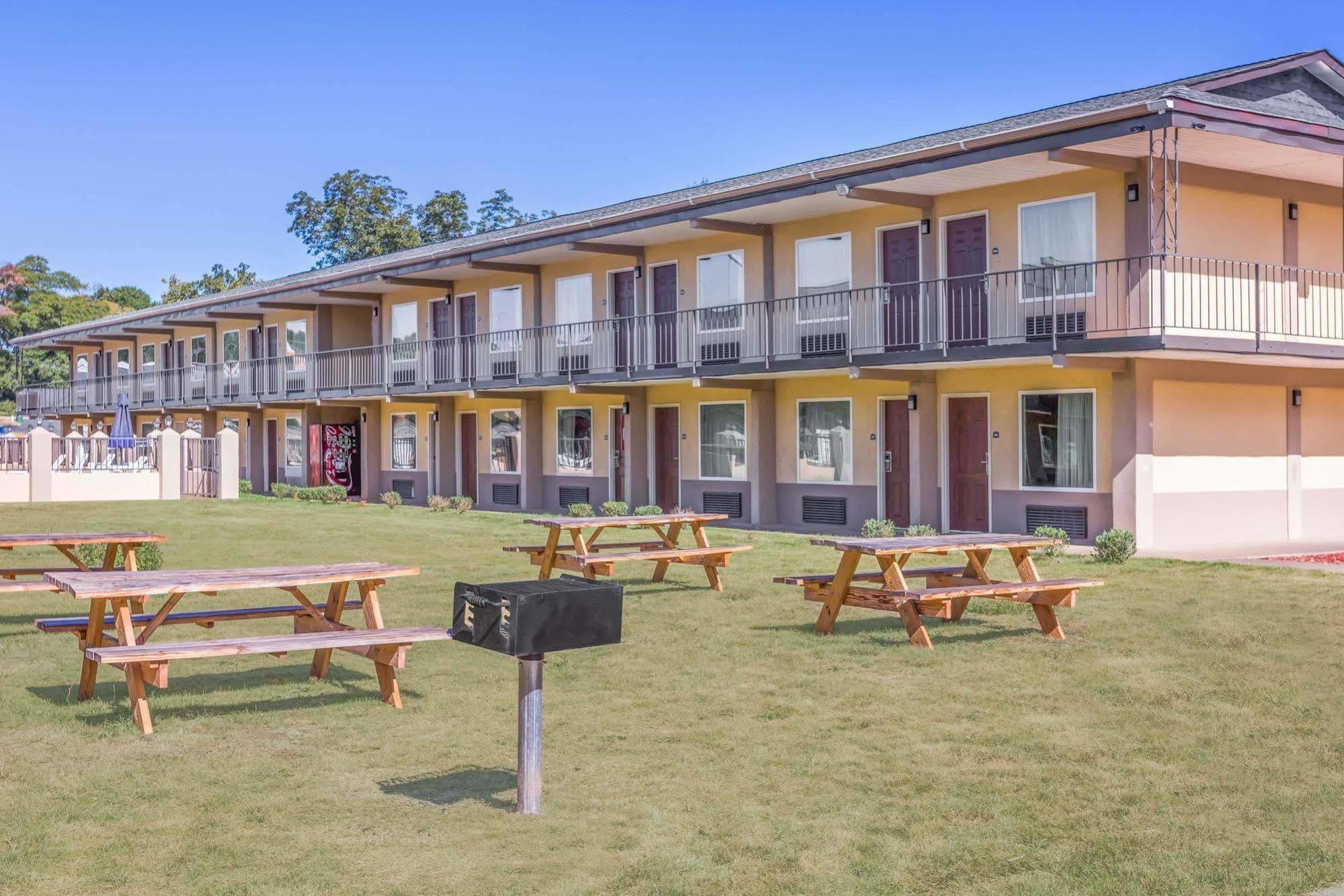 Days Inn By Wyndham Lavonia Exterior foto
